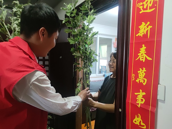 艾葉飄香 濃情端午，三箭物業開展送艾草活動